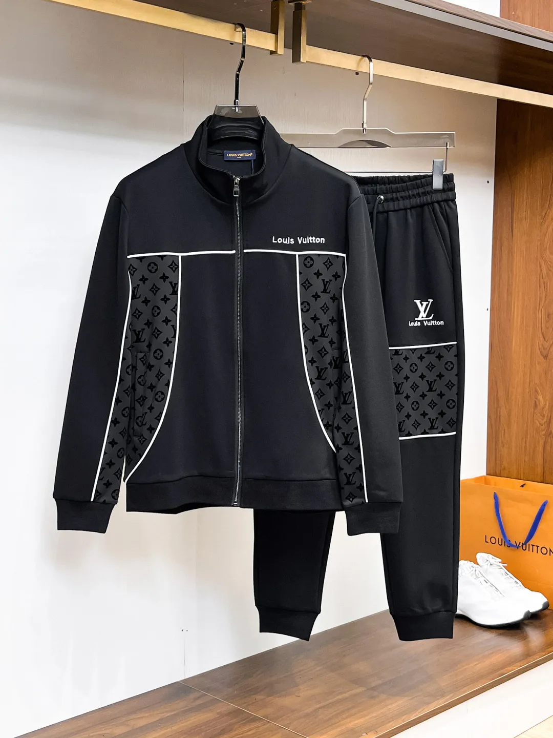 🅿️720 LV 2025 autumn and winter new counter casual suit, breathable, comfortable and casual! Full of high-end feel! The details are exquisite and high-end, and the workmanship is impeccable! The original high-end fabric is very high-end! The fabric is crisp, anti-wrinkle and wear-resistant, warm, neat and stylish. Everyone must buy a set this autumn and winter. They must look cool and handsome when wearing it. We specially recommend the size M-3XLC30